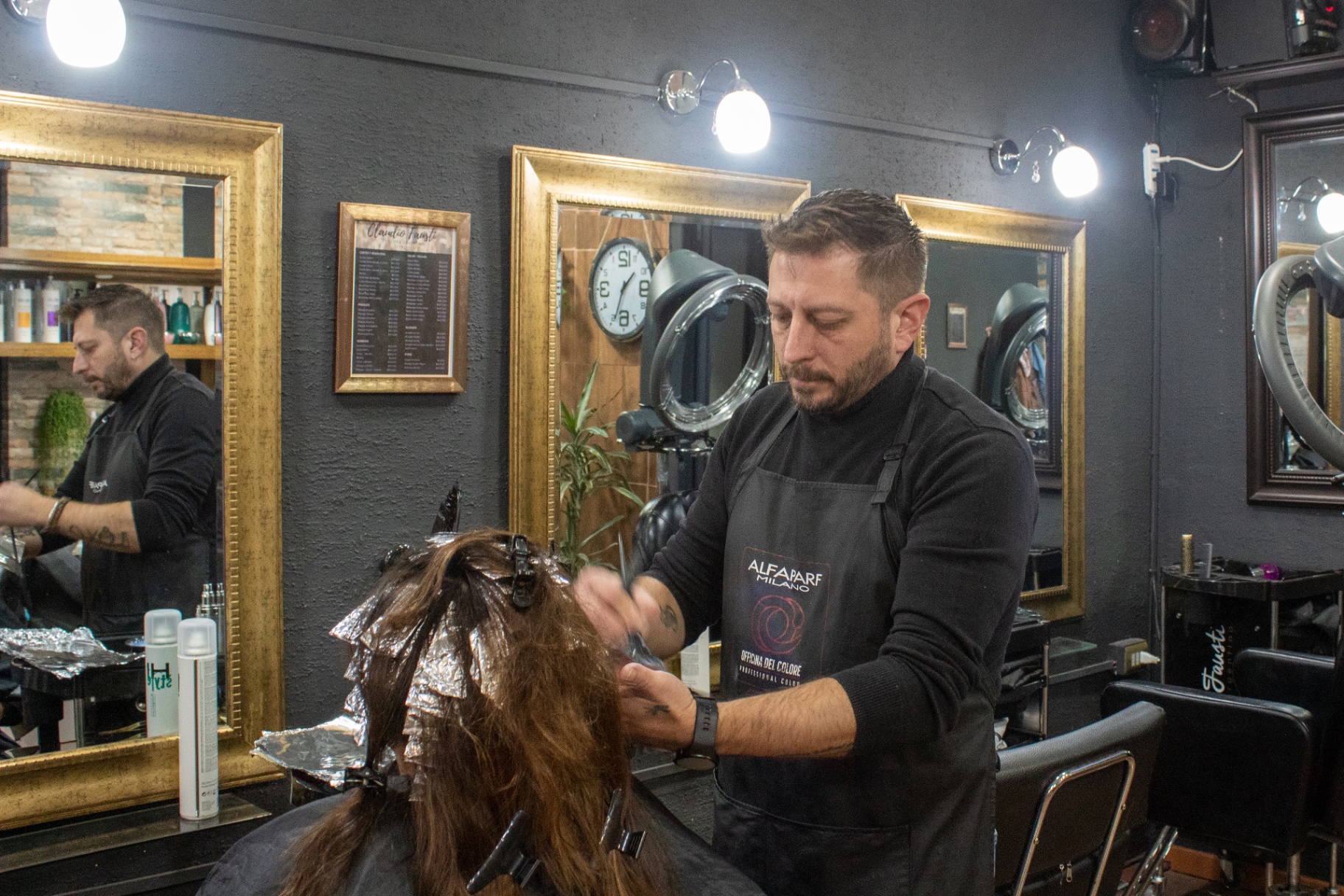 Claudio Fausti aplicando colorimetría con papel platinado en su salón de La Serena